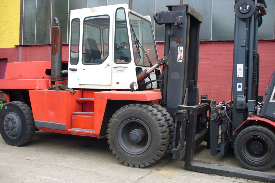 heavy forklift truck Schwerlaststapler carretilla pesada Kalmar DC8-600 year 1988.jpg